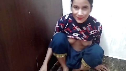 Indian solo amateur video showing the girl's fingers