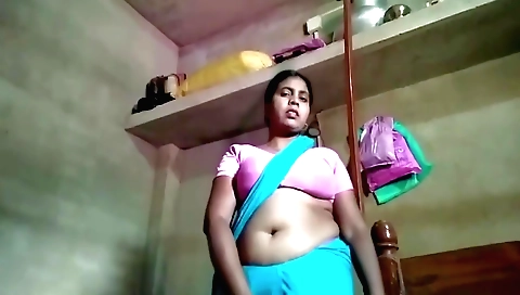Indian woman shows off her body and makes homemade porn