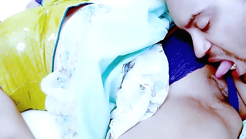 Indian brunette gets her cunt fucked on the webcam