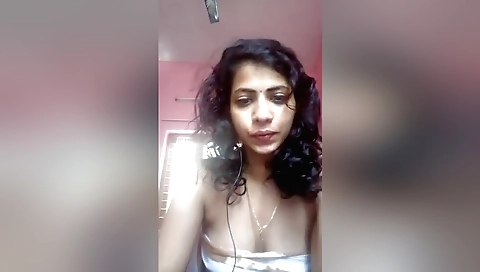 Indian chick shows off her body in the solo cam video