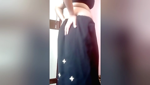 Sexy amateur solo amateur video showing her huge ass