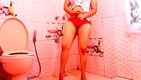 Amateur babe in white bikini takes a bath and looks horny