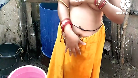 Indian babe with a nice body gets naked and gives a blowjob