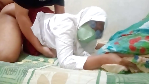 Indian amateur milf shows off her big booty in the video