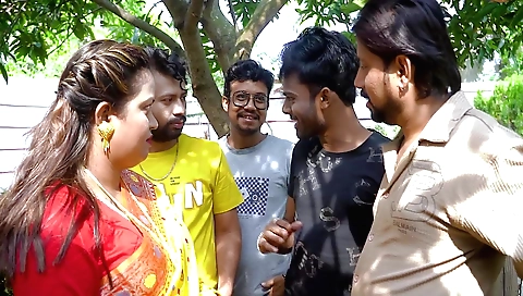 Desi mallu bhabhi enjoys gangbang with four local guys