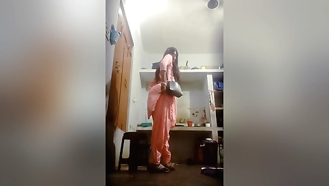 Indian solo girl makes a sexy blowjob and a blowjob