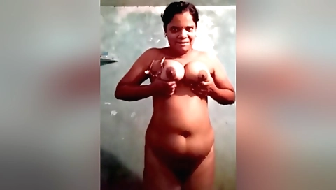Indian hottie masturbating during shower in homemade video