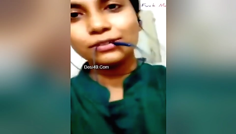 Indian teen shows her sexy body and sexy tits in a solo video