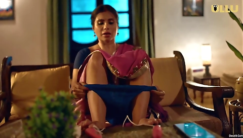 Amateur slut shows off her natural boobs in solo video