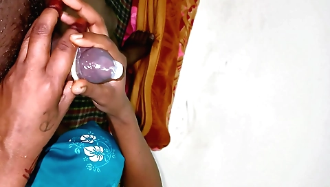 Indian girlfriend fucking a man in amateur sex video