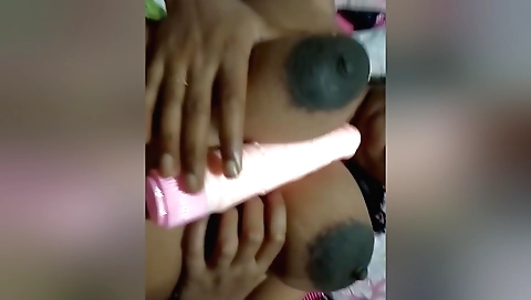 Indian girl likes to masturbate on a solo video clip