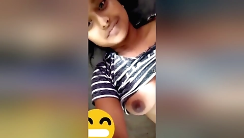 Today Exclusive-sexy Desi Chick Shows Her Boobs On Vc