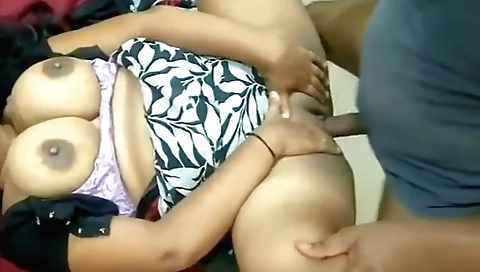 Indian amateur pornstar with big tits fucks in webcam