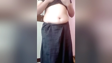 Indian solo video shows a slutty bimbo with big boobs