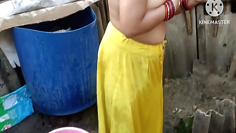 Indian babe bhabhi outdoor video shows her bare body