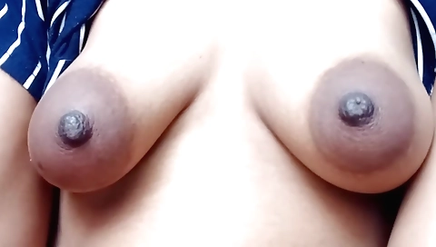 Amateur female showering video showing a naked body