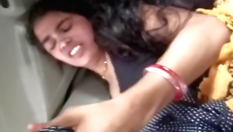 Amateur sex video with a petite brunette girl in the car