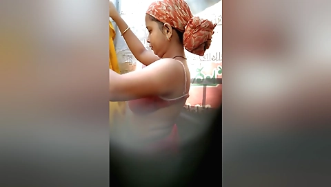 Desi bhabhi stretches out her legs in a bath in amateur porn