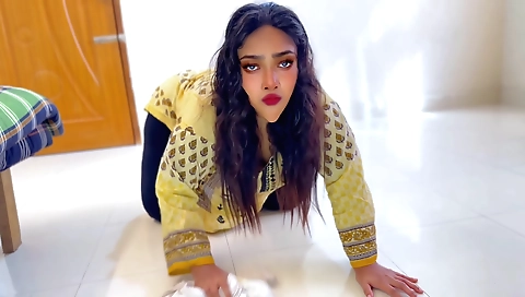 Slut with big ass gets stuck under bed for fucking