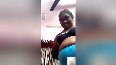 Today Exclusive-mature Bhabhi Showing Her Boobs On Video Call 1