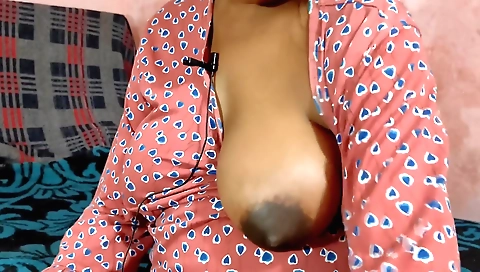 Indian girl masturbates her own hole in amateur porn