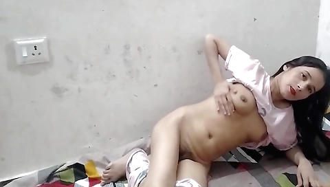 Indian teen with a lovely body is showing her sexy body