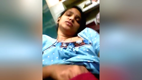 Indian amateur webcam girl masturbates in her naked body