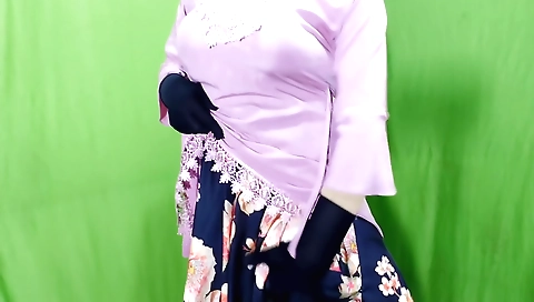 Sexy girl with a sexy body and a sexy ass is fucking solo