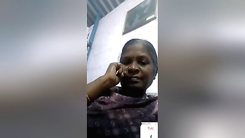 Today Exclusive -desi Aunty Shows Her Boobs To Lover On Video Call 2