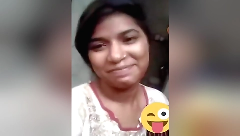 Amateur brunette showing her boobies up in call video