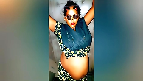 Indian amateur bhabhi fucks her pussy in a solo video