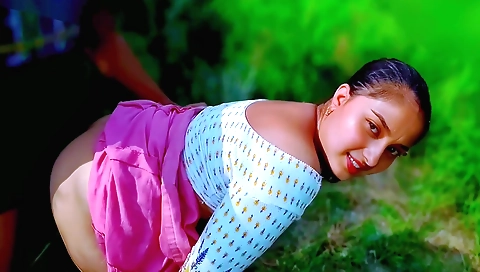 Indian brunette babe gets fucked by her boss in the jungle