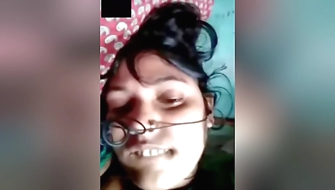 Today Exclusive- Sexy Desi Bhabhi Showing Her Boobs On Video Call